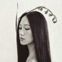 ロンドンを拠点とする中国人コンポーザーLi Yileiのセカンド・アルバム『NONAGE』がボーナス・トラックを追加して日本独自CD化決定。瞑想的な転生の瞬間を音像化した桃源郷アンビエント。