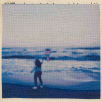 再びピアノの“原点”へ帰還したDavid Mooreのニュー・アルバム『Graze the Bell』が2026年1月30日にRVNG Intl.からリリース決定 | 先行シングル「Rush Creek」がMVと共に公開